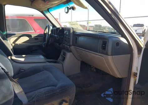 2000 Chevrolet Suburban 1500 Ls z USA, uszkodzony, nr VIN 3GNEC16T2YG219979